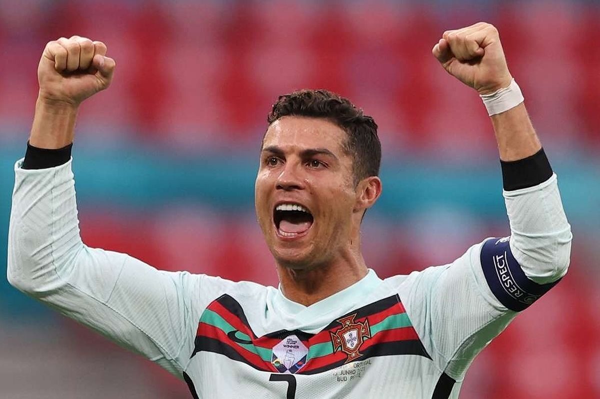 Cristiano Ronaldo ghi bàn từ sút phạt