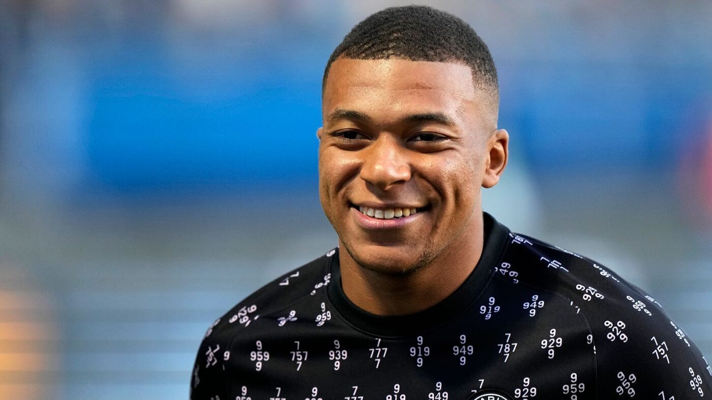 Kylian Mbappé với vẻ điển trai