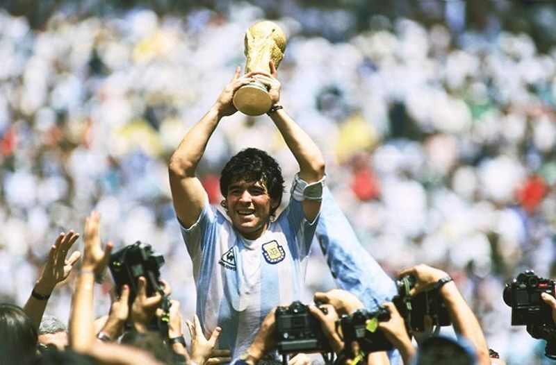 Maradona trong trận đấu với tuyển Anh năm 1986