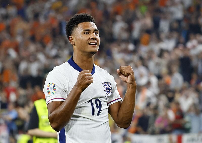 Ollie Watkins nhận giải Cầu thủ xuất sắc nhất trận