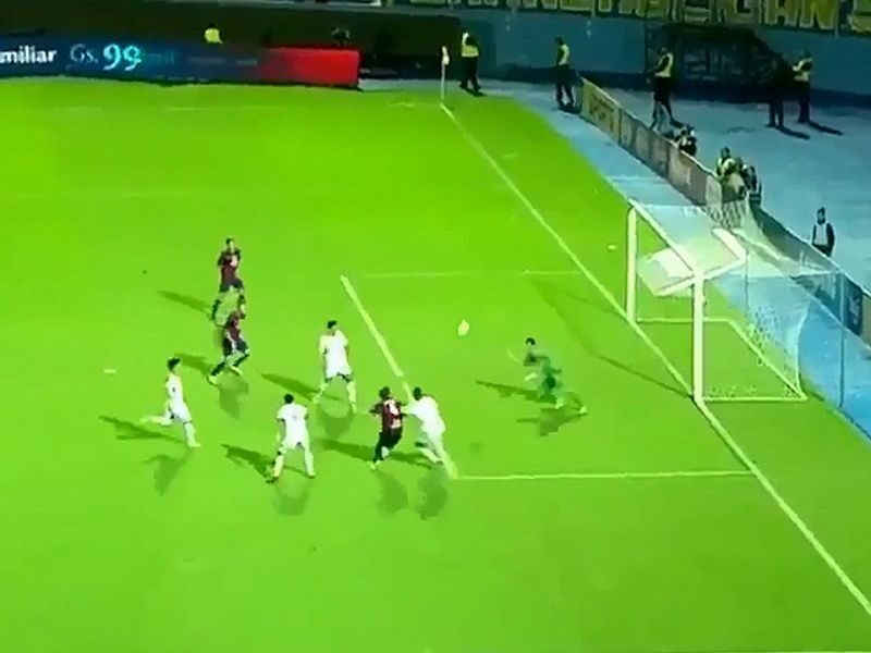 Pha ghi bàn bất ngờ của Hernan Novick