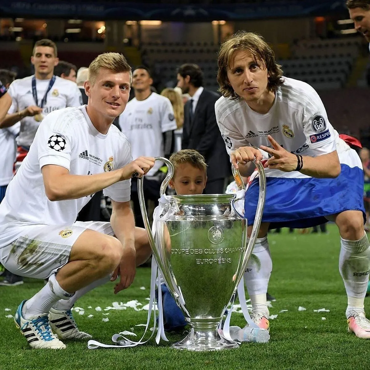 Tiền Vệ Hay Nhất Thế Giới: Từ Huyền Thoại Đến Tài Năng Trẻ