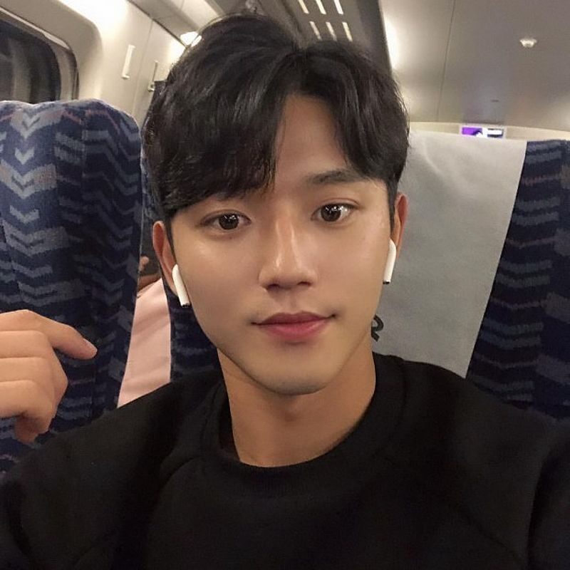 Vẻ ngoài bảnh bao của tiền đạo 9x