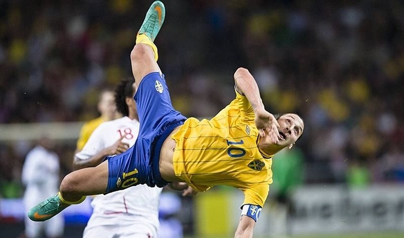 Zlatan Ibrahimović ghi bàn vào lưới England