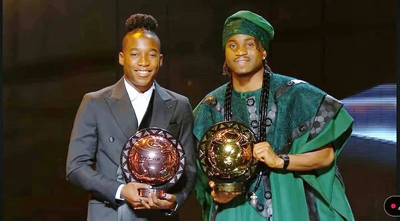 Barbra Banda (trái) được vinh danh Cầu thủ nữ xuất sắc nhất châu Phi năm 2024.