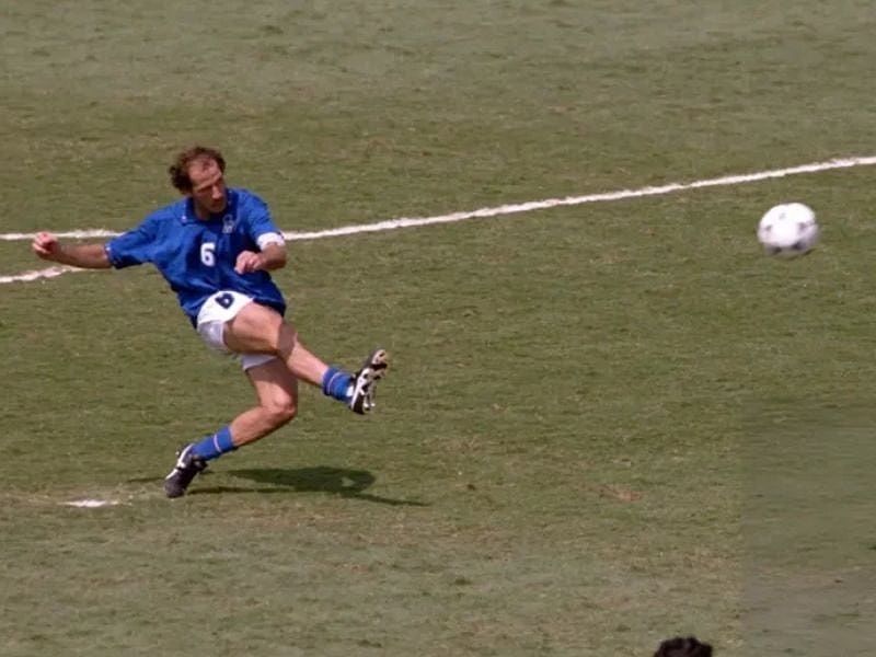 Franco Baresi thực hiện quả phạt đền cho Ý