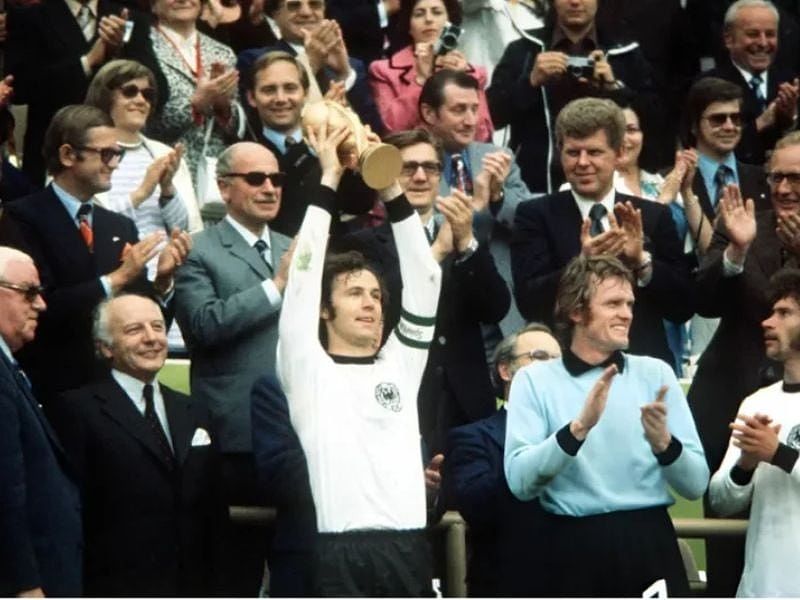 Franz Beckenbauer nâng cao chiếc cúp vô địch FIFA World năm 1974 cho Tây Đức