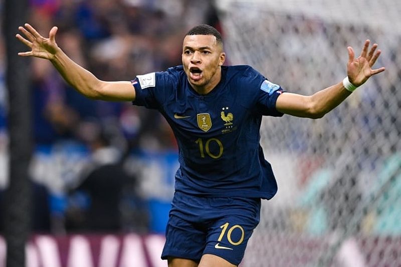 Kylian Mbappe, cầu thủ đắt giá nhất thế giới 2023, nổi bật trong màu áo PSG.