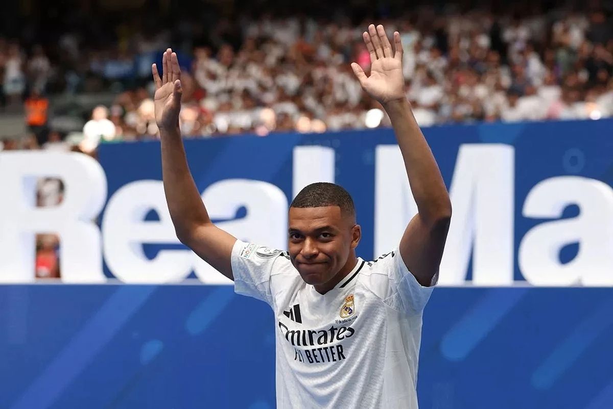 Kylian Mbappe, cầu thủ Real Madrid, đang vướng vào tranh cãi về tiền lương chưa trả từ PSG.