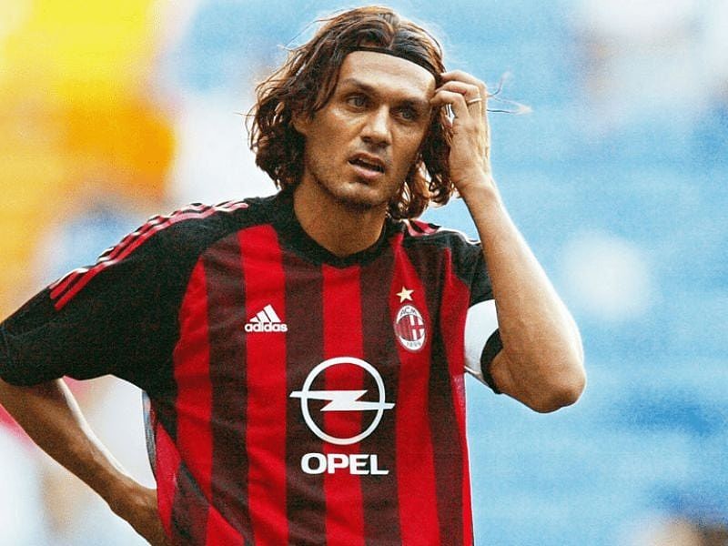 Paolo Maldini đang thi đấu cho AC Milan