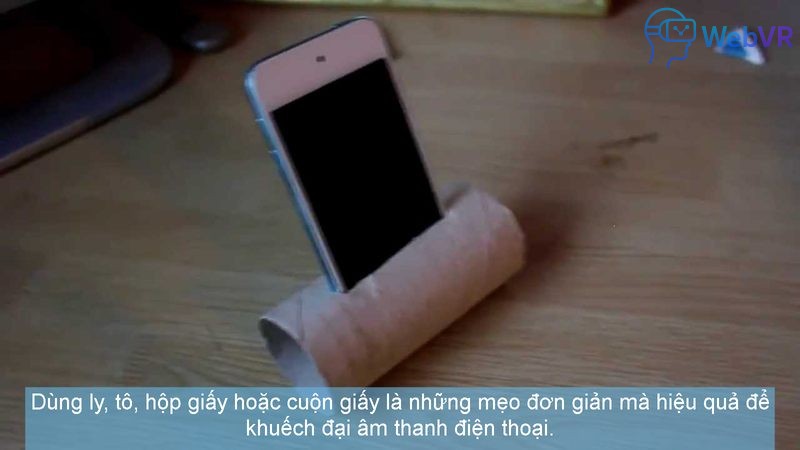 Dùng ly, tô, hộp giấy hoặc cuộn giấy là những mẹo đơn giản mà hiệu quả để khuếch đại âm thanh điện thoại.