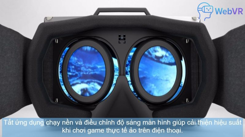 Tắt ứng dụng chạy nền và điều chỉnh độ sáng màn hình giúp cải thiện hiệu suất khi chơi game thực tế ảo trên điện thoại.