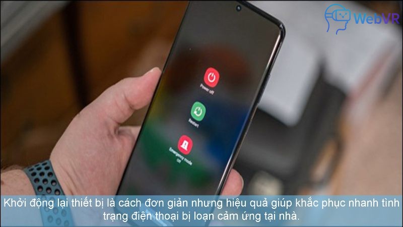 Khởi động lại thiết bị là cách đơn giản nhưng hiệu quả giúp khắc phục nhanh tình trạng điện thoại bị loạn cảm ứng tại nhà.